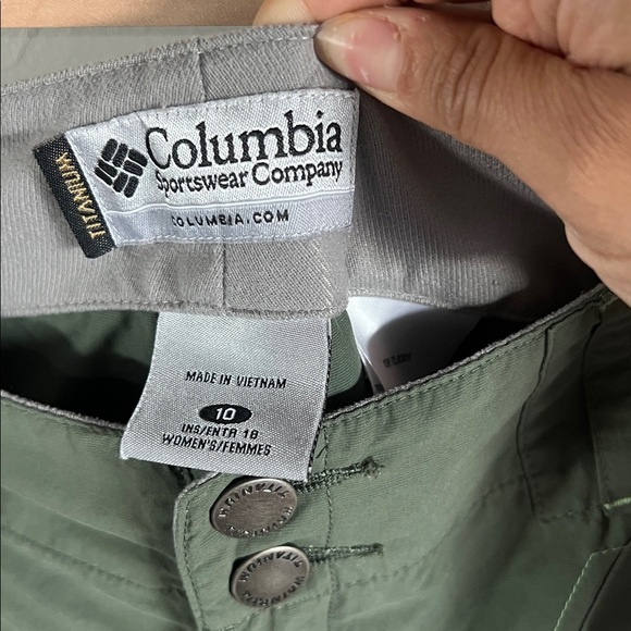 Columbia Olive Green Cargo Capris - Picture 2 of 3